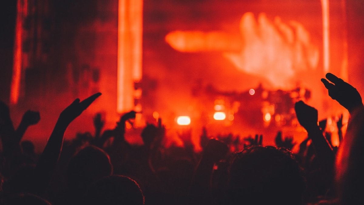 Festivalpublikum vor einer Bühne