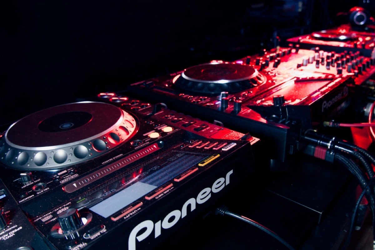 DJ-Pult mit Plattenspielern im Bühnenlicht