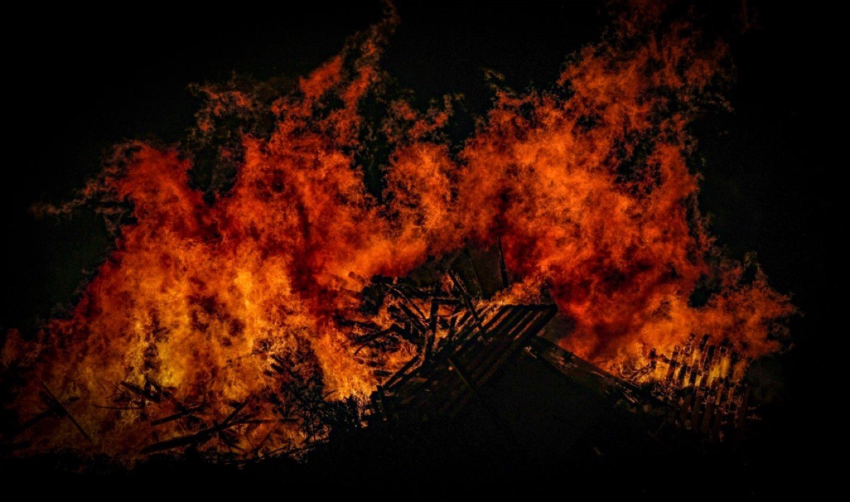 Lagerfeuer bei Nacht im Freien