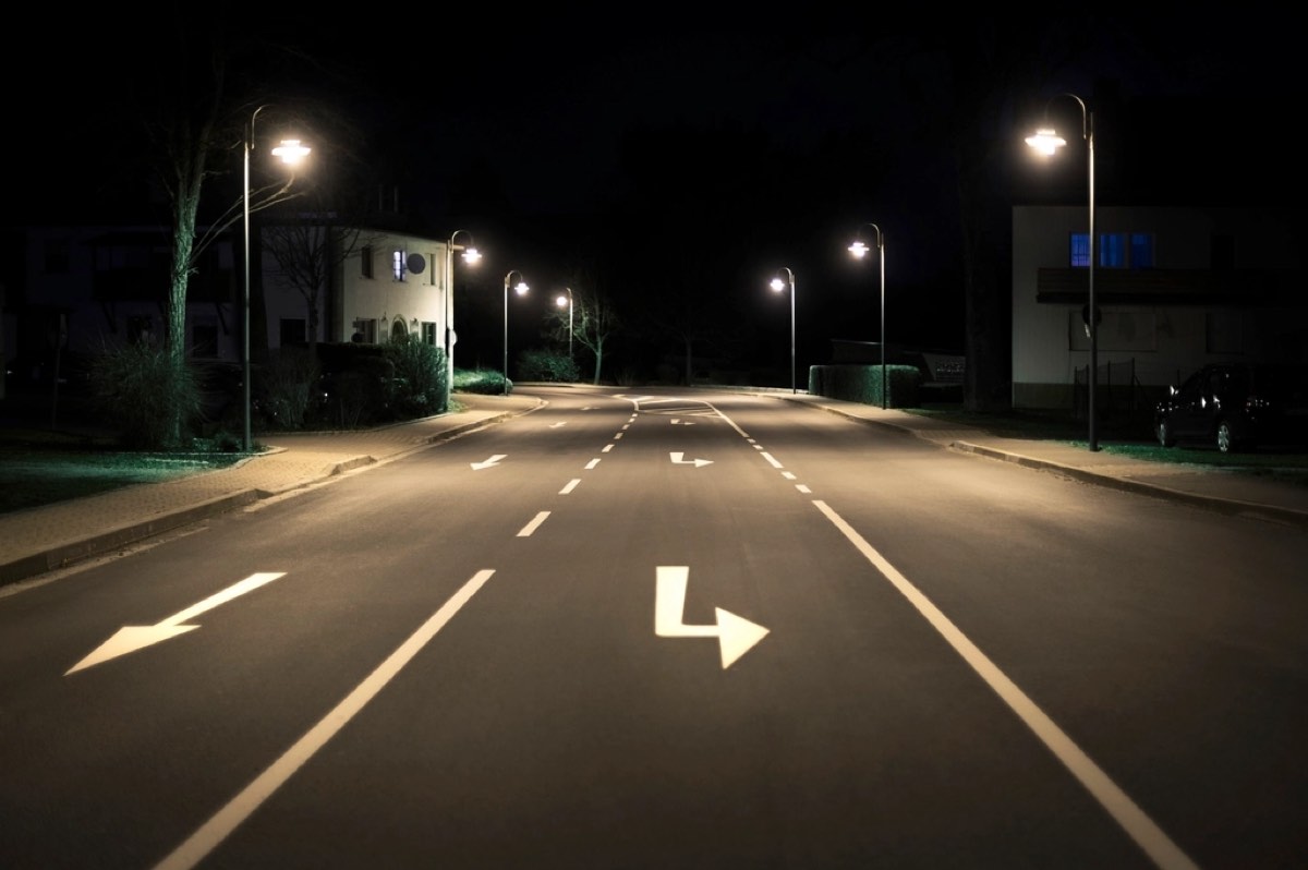 Leere Landstraße bei Nacht